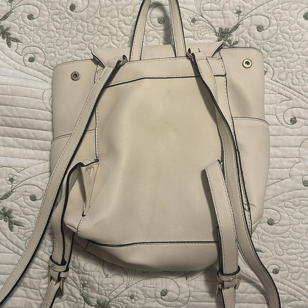 Brand new guess backpack - Picture 2 of 3